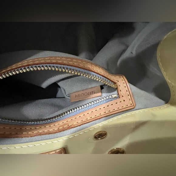 ✨LOUIS VUITTON Monogram Vernis Reade PM Hand Bag✨ - Picture 6 of 12